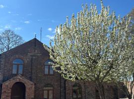 Courtyard House- Luxury Holiday House with floodlit Tennis court - BRAND NEW, hotel in Ainderby Steeple