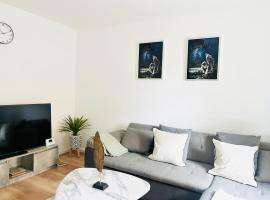 Gordon Home Ashford with Spacious Parking in Secure Neighbourhood, Hotel in Kennington