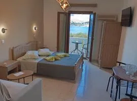 Akrogiali Rooms & Studios
