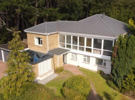 5 Bed House - Pool - Hot Tub - Sauna - Pool Table - Near New Forest and Beach - Sleeps 12, khách sạn ở Ringwood