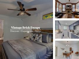Spacious 3-in-1 Vintage Brick Escape, hotel in Memphis