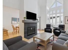 Slopeside Ski In Ski Out Second Floor Condo