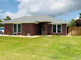 Cozy Beach Retreat w Pool Ping Pong Table、ミルトンのホテル