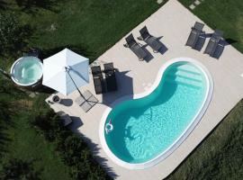 Villa Lux Vista Vigneti Unesco-Piscina e Idromassaggio, wellness hotel v destinaci Agliano Terme