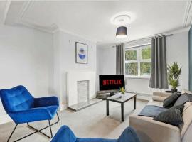 2-Bed Near Lincoln City Centre with Parking, hotel in Lincoln