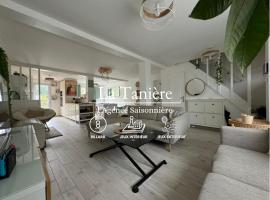 La Tanière - Charming house with garden, hotel in Gambais