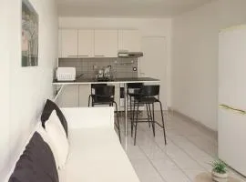 400m de la mer, grand studio lumineux en centre-ville