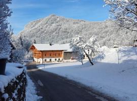 Ferienhaus Paulnhof Erl - Alpengl&uuml;ck f&uuml;r Gruppen, Freunde & Teams, villa in Erlerberg