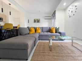 Eshae Living - Stylish 2BR Condo, hotel i Kingston