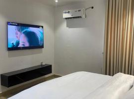 3bedroom apartment, hotel que aceita animais de estima&ccedil;&atilde;o em Magodo