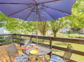 1 Mi to Cedar Point Family Getaway with Porch!, hotelli kohteessa Sandusky