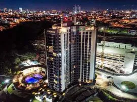 Modern Condo in Núcleo La Sabana with Pool
