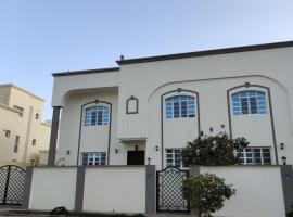 Spacious 4-Bedroom Villa near Azaiba Beach, Muscat, hotel v destinaci Muscat