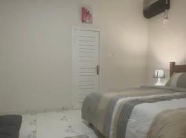 Cozy 4 bedroom at community 18 near spintex, vila v destinaci Spintex