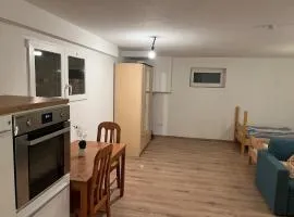 Gemütliche Souterrainwohnung im Grünen