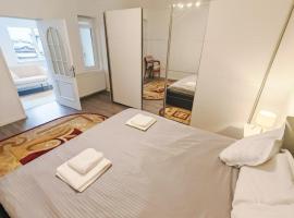 Viesnīca Central House with big courtyard, 4 parking spots Bukarestē