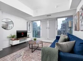 Modern 1BR Condo by Yorkville w Sofa Bed Sleeps 3