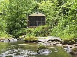 Tiny Home Creekside Nature Escape, Hot Shower, WIFI, Peaceful
