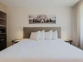 Private luxury Room -B, King bed, Full Ensuite, Free Shuttle to ski hill and Resort