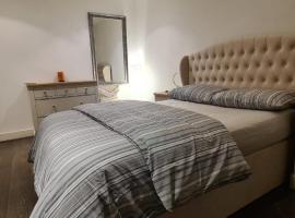 Bright & Peaceful Master Bedroom in Barkingside, hotel in Redbridge
