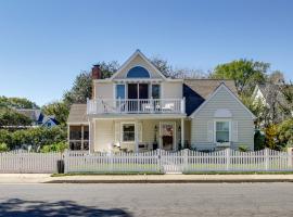 Waterfront Cambridge Cottage Steps to Marina!, hotel u gradu Kembridž
