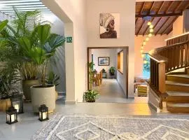 MANSION BR VILLA Piscina, Jacuzzi, 6 min de Provenza