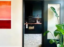 Atelier Noé NOIR - Kunstvoll Wohnen - Wunderbares Frühstück möglich - Ruhig und nah am Zentrum -