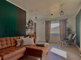 Aurora Boutique Hut with private sauna, hotel v destinaci Senja