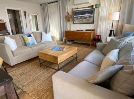 The Nest - Cozy Waterfront on Huycks Bay, PEC, hotel en Hillier