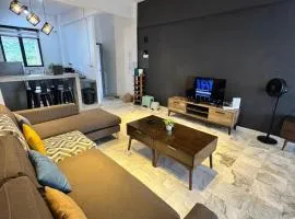 Roamia Retreat - Noir Stay