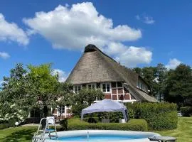 Altes Landhaus Oste, 3 Wohnungen mit Kamin, Pool, Strand & Meer