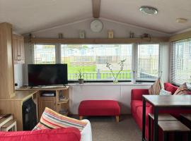Family-Friendly 3-Bed Caravan Recently Renovated on Seven Bays Holiday Park, Padstow, leirint&auml;alue kohteessa Saint Merryn
