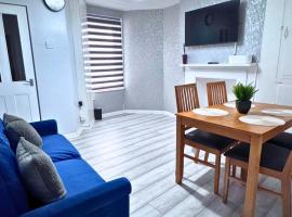 Chatham Home for 4, Walk to Hospital & Free driveway Parking, hotel in Chatham