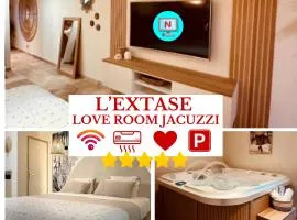 L'EXTASE - LOVE ROOM - Jacuzzi privé & Terrasse - Parking et Wifi Gratuit - Elégance & Confort - Une expérience Détente et Sensuelle à votre portée ! OFFRE SPÉCIALE