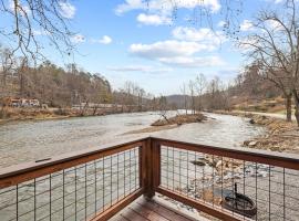 All Tuckered Out - Riverfront Cabin, Fish, Hike & 5 Minutes to Sylva!, отель в Сильве