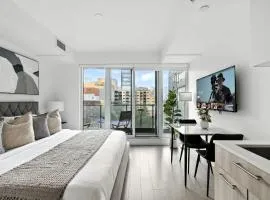 Luxe Downtown Studio Near Eaton Centre & Transit