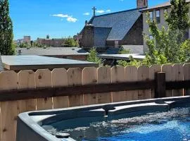Hot Tub, 3 Bedrooms 2 Baths, Walk to Everything!