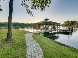 Waterfront Escape with Hot tub and Dock in Eatonton!, hotel in Resseaus Crossroads