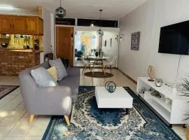 Cosy flat with garden near Loftus & embassies