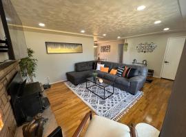 HUGE, PRIVATE, 3 BEDROOM 1 BATH NEAR PLU and JBLM, hotel v destinácii Parkland