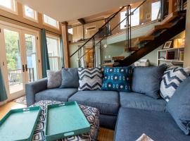 Luxury spacious home, free parking, private patios, hotel en Eureka Springs