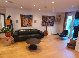 Superbe logement au style Londonien Avec Cinema Ideal pour des grandes familles et professionnels, hotel in Drancy