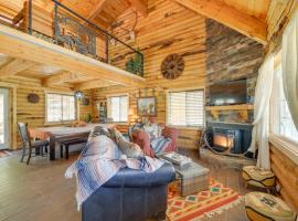 Remote Mountain Vacation Rental in Wyoming Range!、Kemmererのホテル