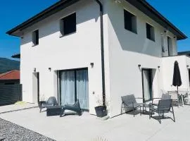 Villa design avec jardin et espaces lumineux