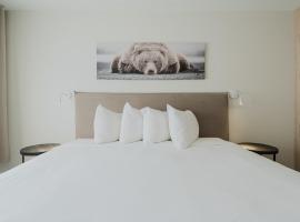 몽트랑블랑에 위치한 럭셔리 호텔 Private Luxury Room- C - King bed, Centrally Located , Free Shuttle to ski Hill and Resort, Coffee