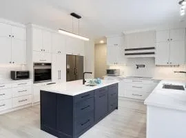 Yonge & Finch Subway Modern Suite with Private Bathroom
