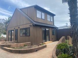 Oneroa Chalet, cabin in Oneroa