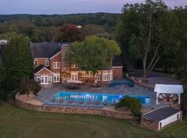 Mountain Mama Ranch - Luxury farmhouse on 200 acres with mountain views, 20mins to Shenandoah, 90mins from DC