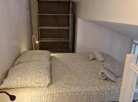 Duplex Mezzanine au calme Place de l'Horloge