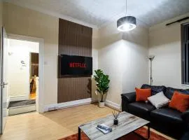 Mordern 2 Bedroom House in Burley, Leeds Sleeps 6 Free Parking